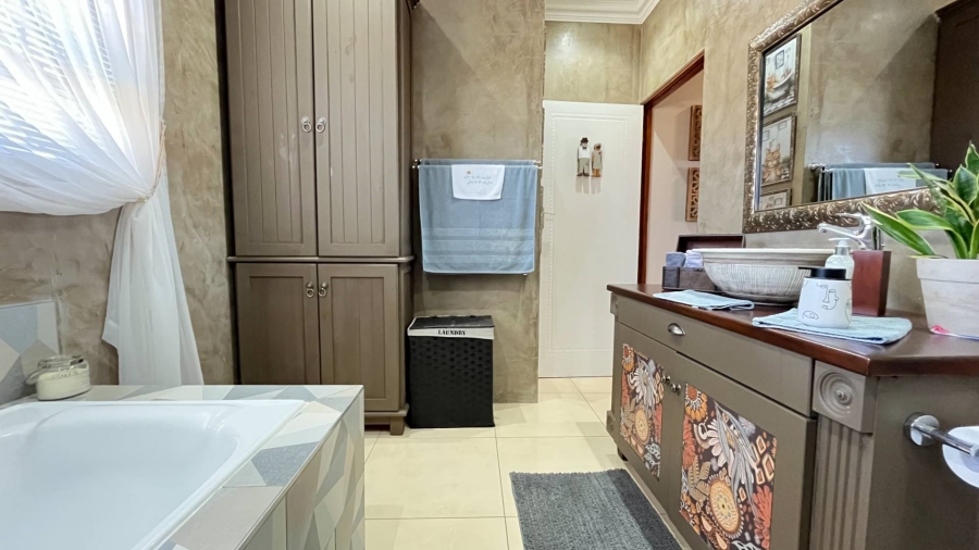 3 Bedroom Property for Sale in Heiderand Western Cape
